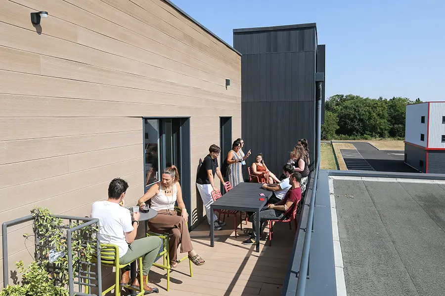 Terrasse ensoleillée pour les résidents